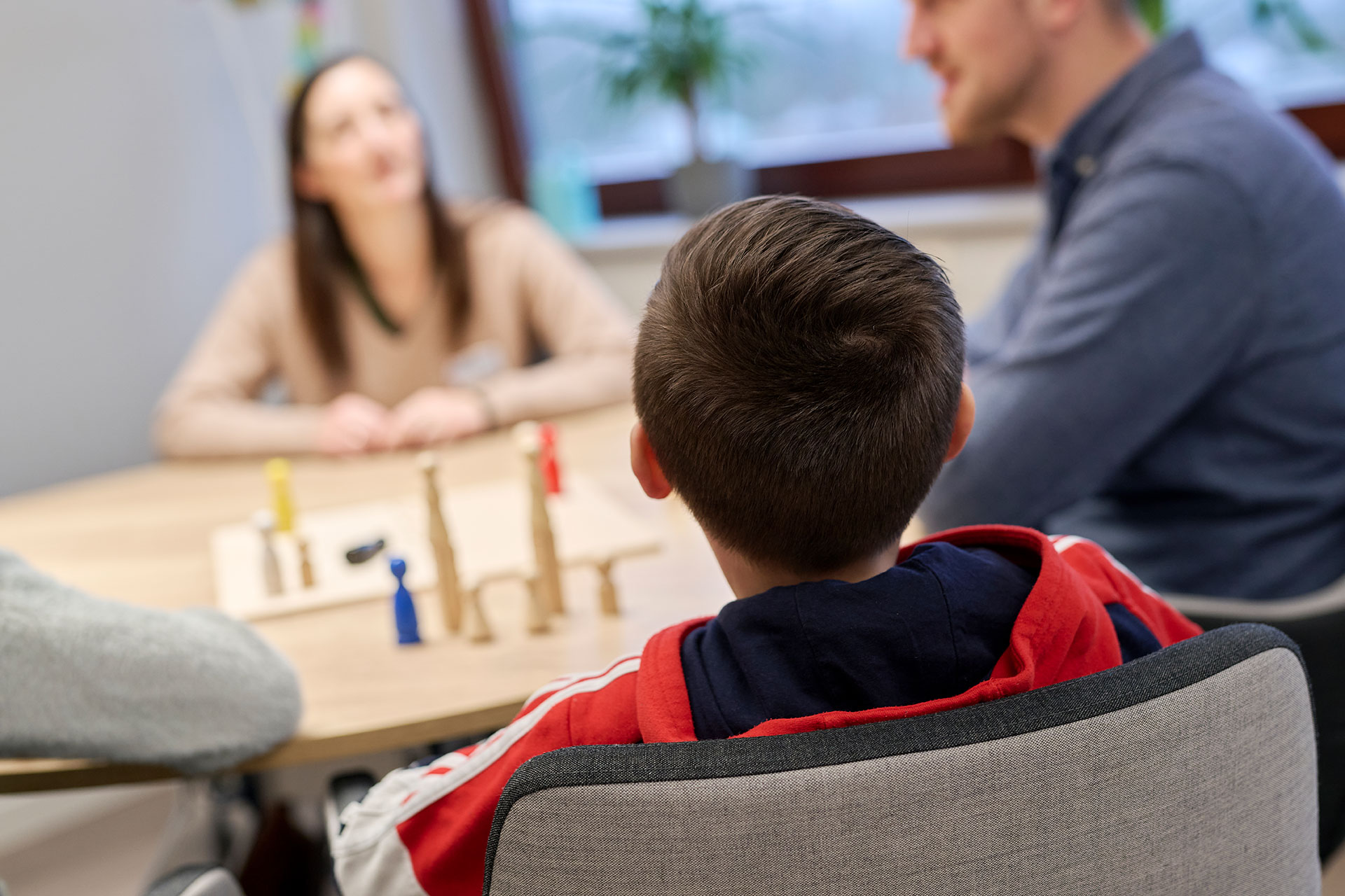 Ein Therapeut im Gespräch mit einer Familie