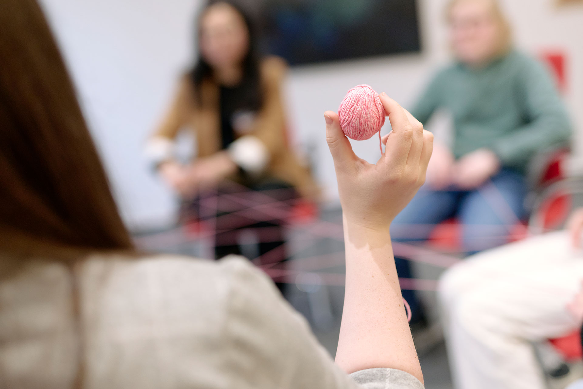 Das Bild zeigt einen Stuhlkreis.