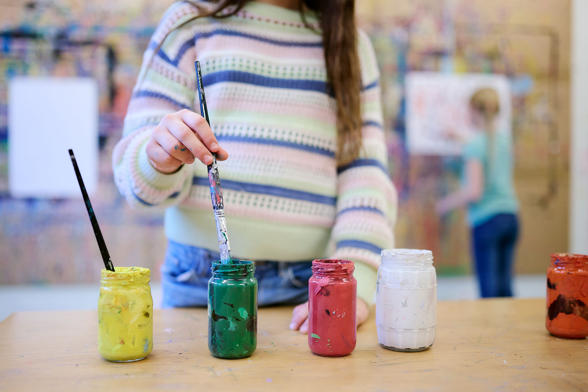 Ein Kind malt in der Kunsttherapie