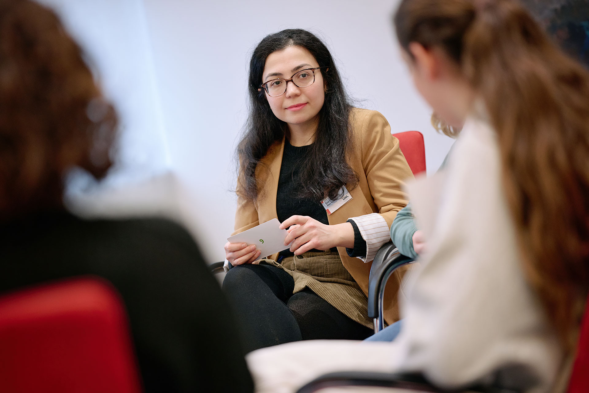 Eine Person malt ein Kunstwerk.