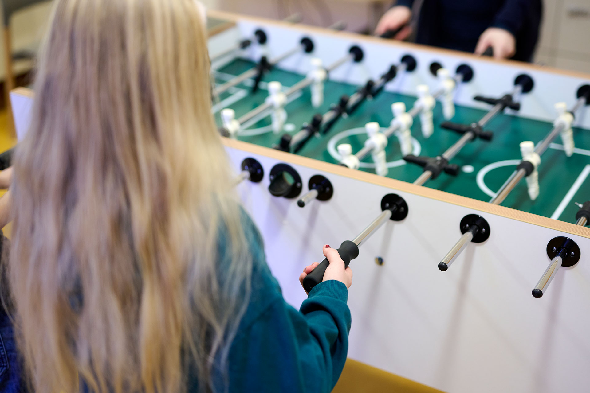 Kinder spielen Kicker