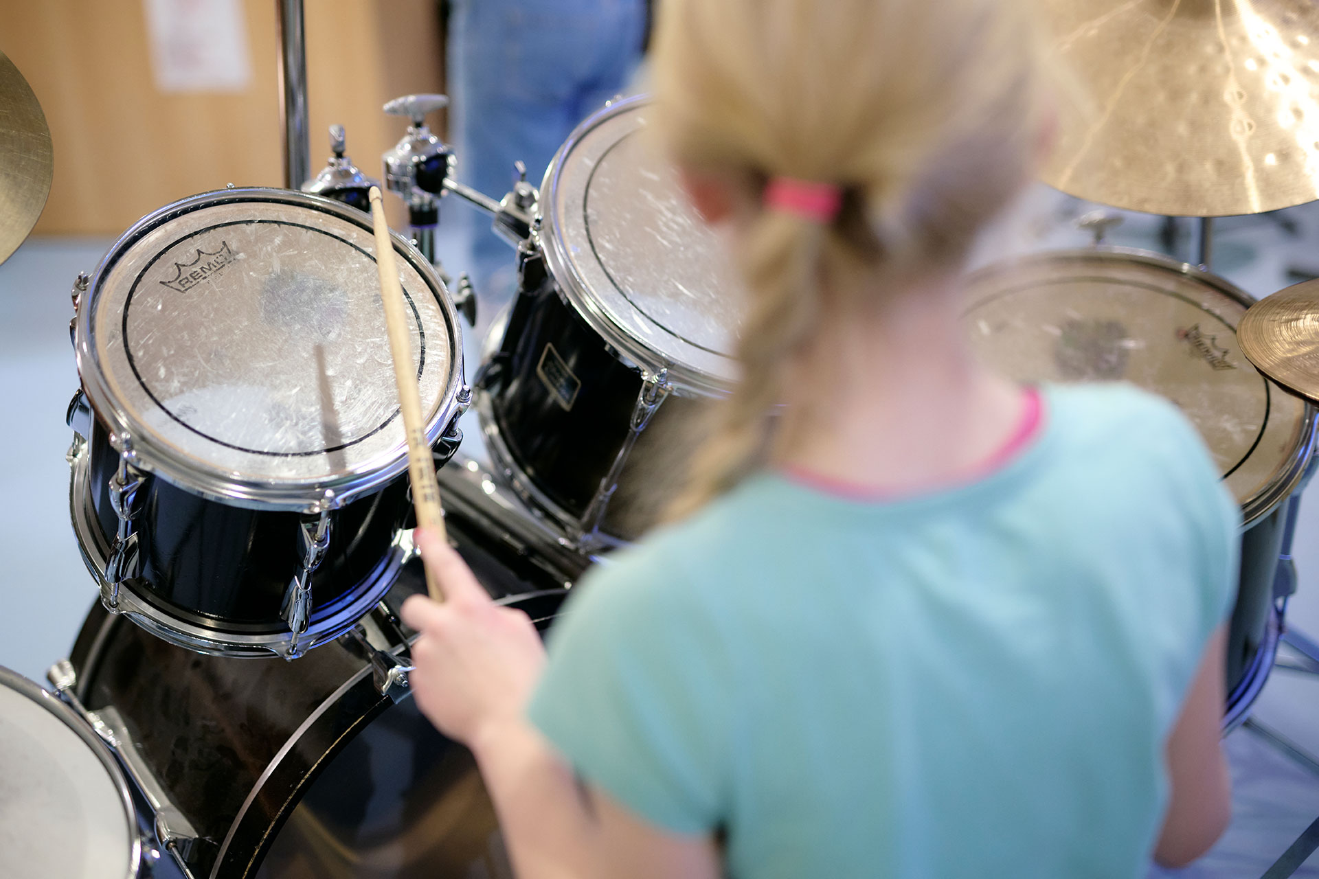 Ein Kind spielt Schlagzeug