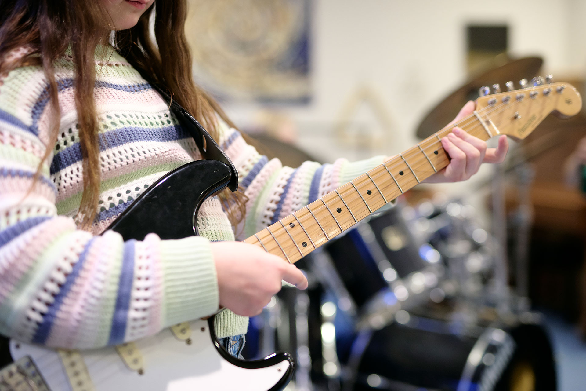 Ein Kind spielt Gitarre.