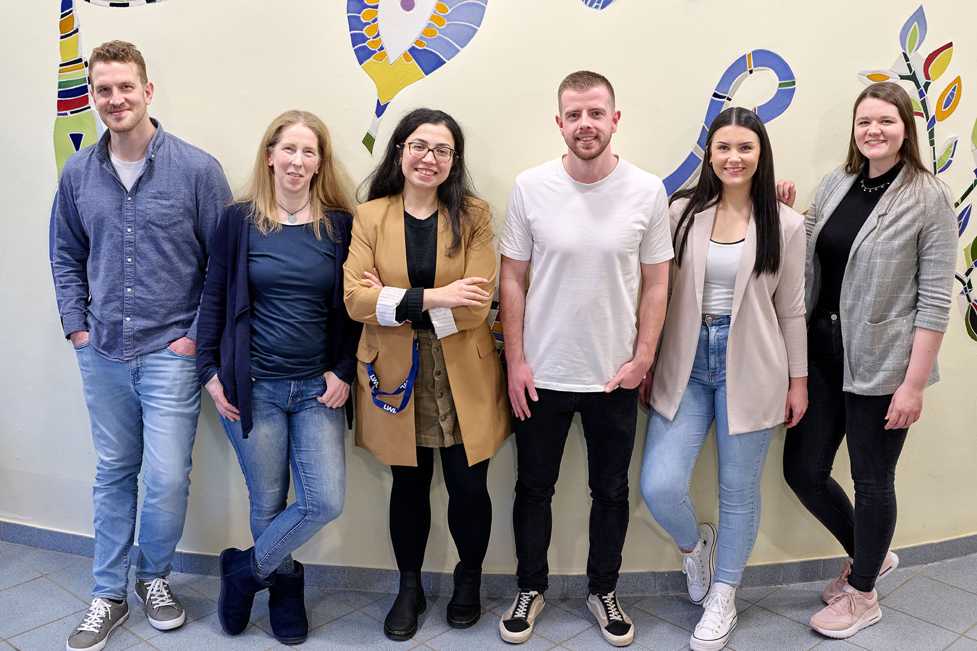 Mehrere Kolleg:innen stehen nebeneinander.