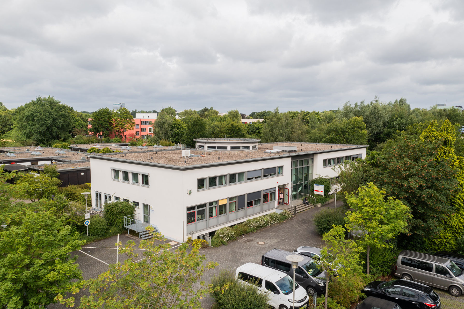 Das Bild zeigt das Gebäude des LWL-Klinikums für Kinder- und Jugendpsychiatrie Marl - Dortmund - Elisabeth-Klinik