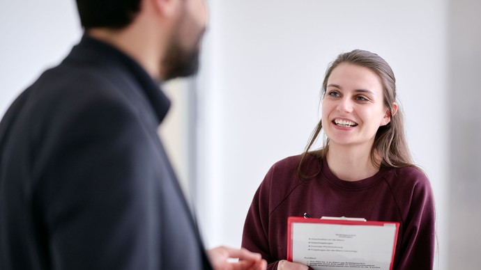Zwei Personen unterhalten sich. Zwei Personen unterhalten sich.