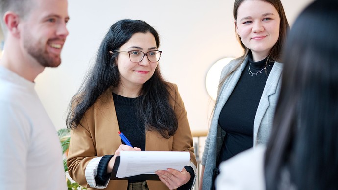 Mehrere Personen  besprechen etwas.