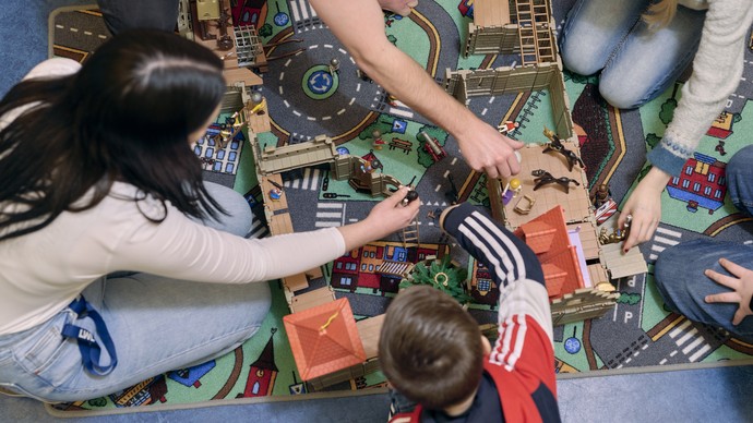 Mehrere Kinder spielen auf einem Bauteppich. Mehrere Kinder spielen auf einem Bauteppich.