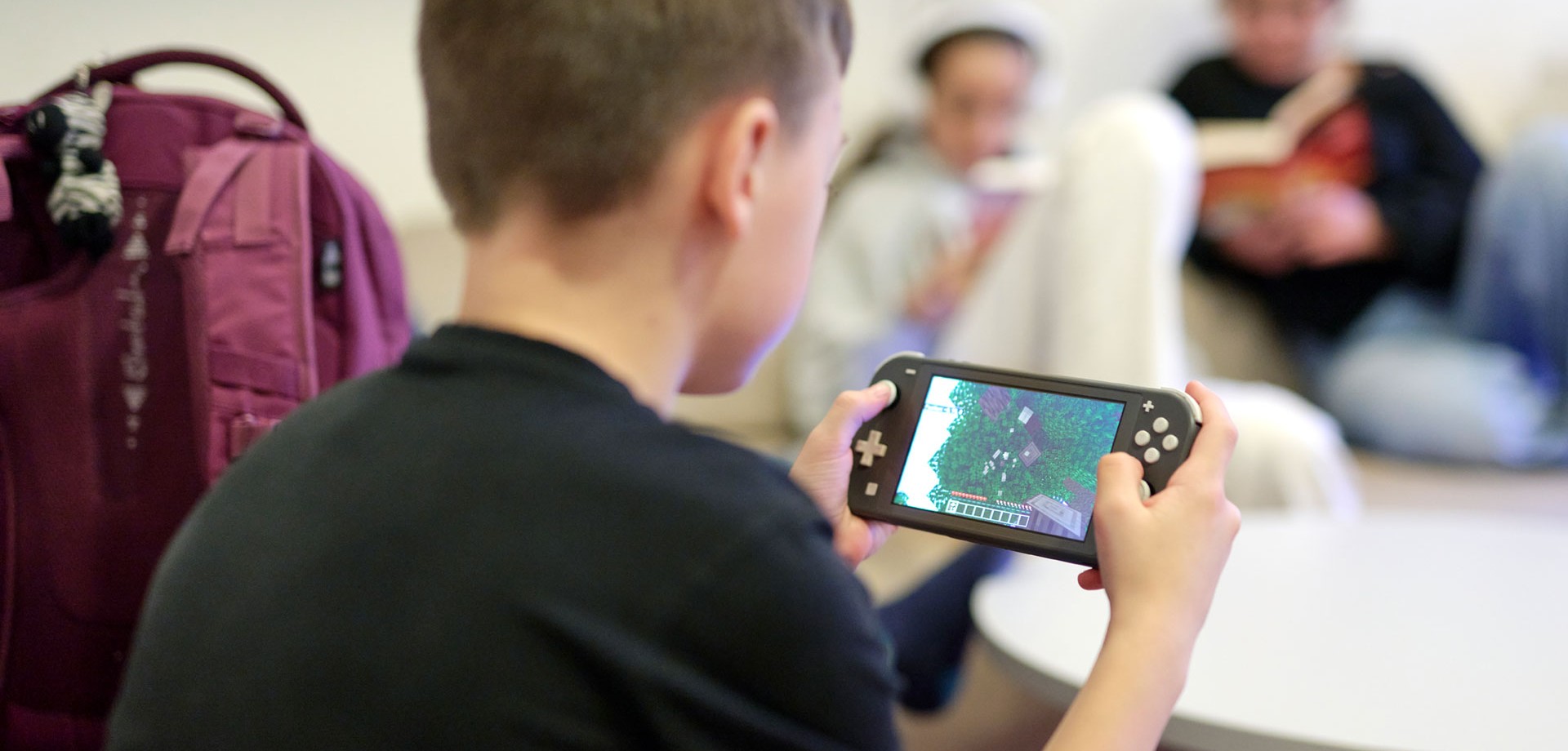 Ein Kind spielt Gameboy.