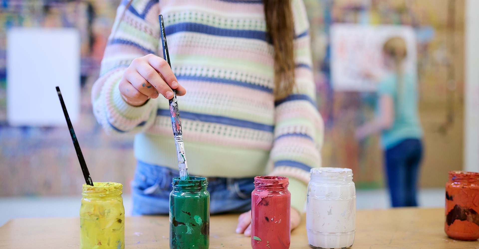 Ein Kind malt in der Kunsttherapie