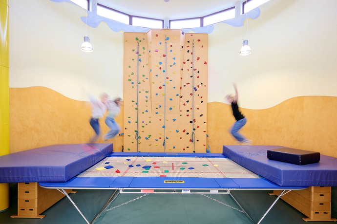Kinder springen auf einem Trampolin