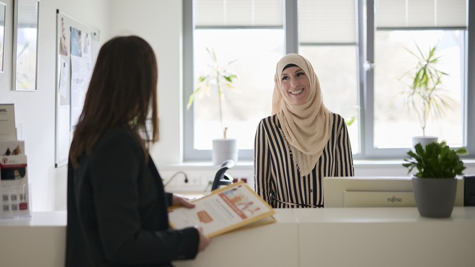 Zwei Mitarbeiterinnen im Gespräch Zwei Mitarbeiterinnen im Gespräch