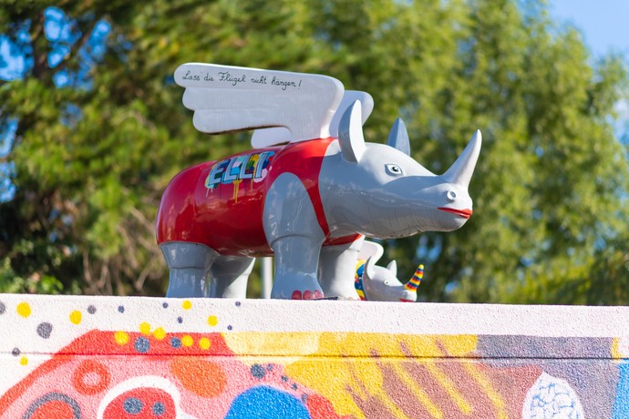 Das Bild zeigt eine Nashorn-Statue an der Klinik