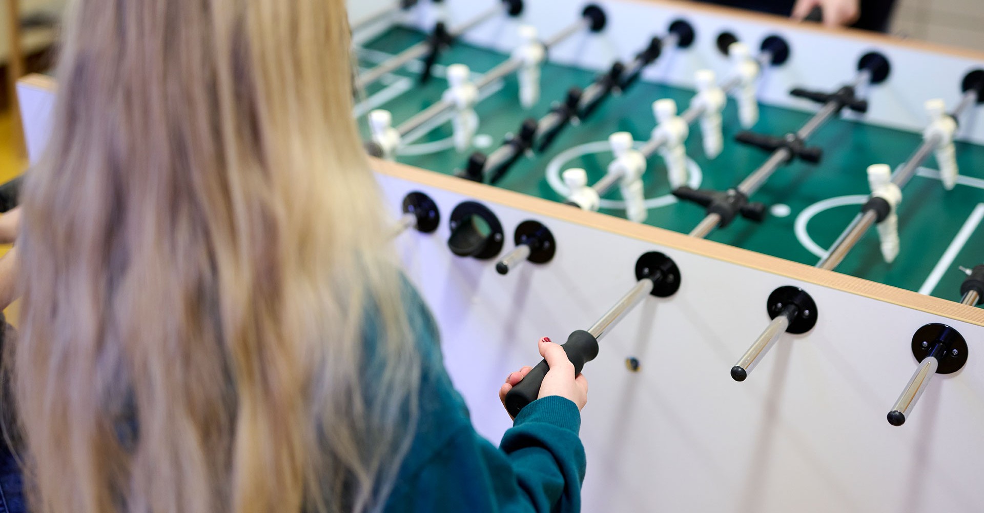 Kinder spielen Kicker