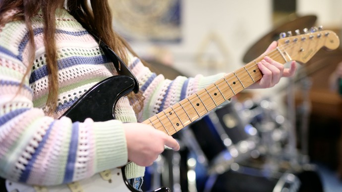 Ein Mädchen spielt Gitarre Ein Mädchen spielt Gitarre
