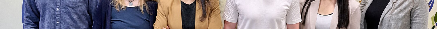 Mehrere Kolleg:innen stehen nebeneinander.