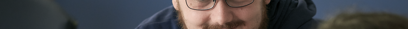 Das Bild zeigt drei Personen im Gespräch.