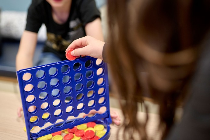 Kinder spielen "Vier gewinnt"