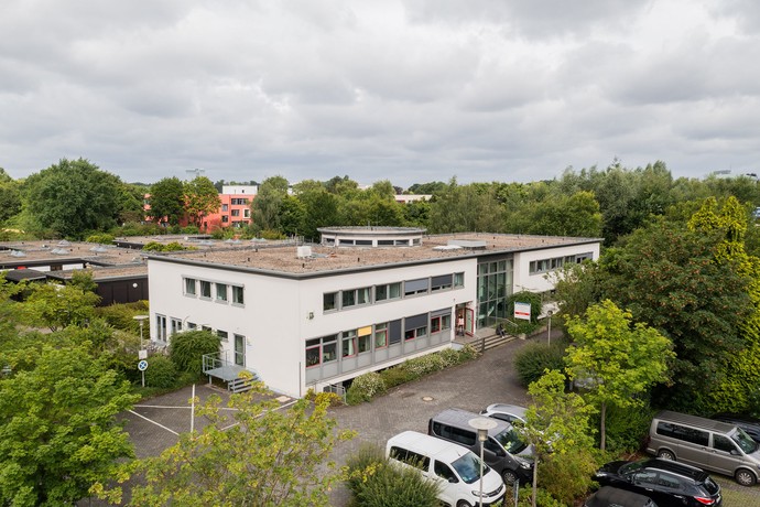 Das Bild zeigt das Klinikgebäude aus der Luftperspektive.