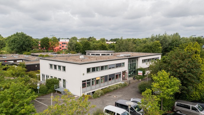 Das Bild zeigt das Hauptgebäude der Klinik im Grünen.