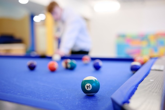 Ein Kind spielt Billiard