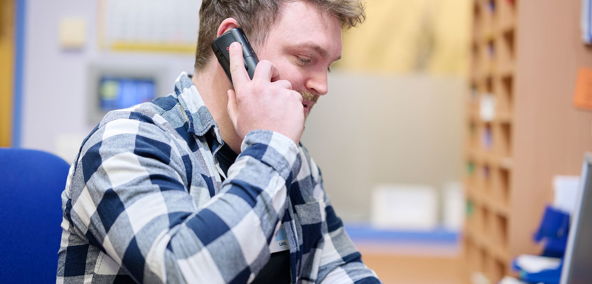 Eine Person telefoniert.