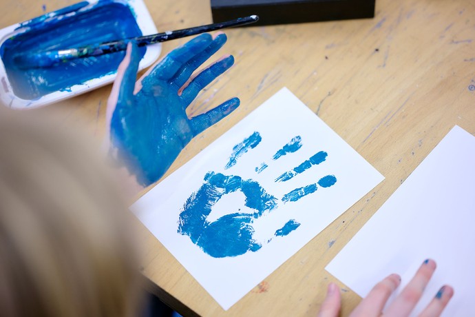 Ein Kind malt in der Kunsttherapie