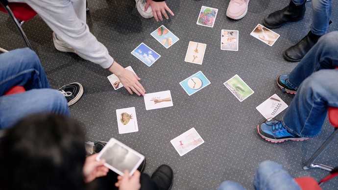 Mehrere Kinder sitzen in einem Stuhlkreis.